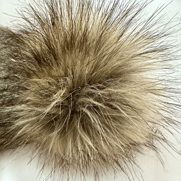 Aritzia Wilfred Free Beanie Pom Hat - Brown - Picture 4 of 6